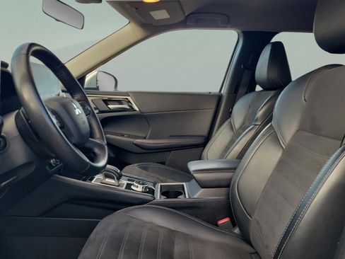 Used 2024 Mitsubishi Outlander SE image 17