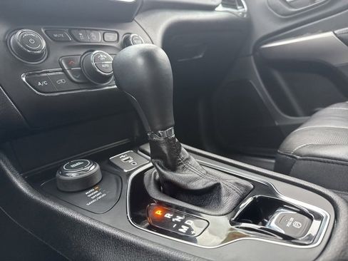 Used 2020 Jeep Cherokee Limited image 28