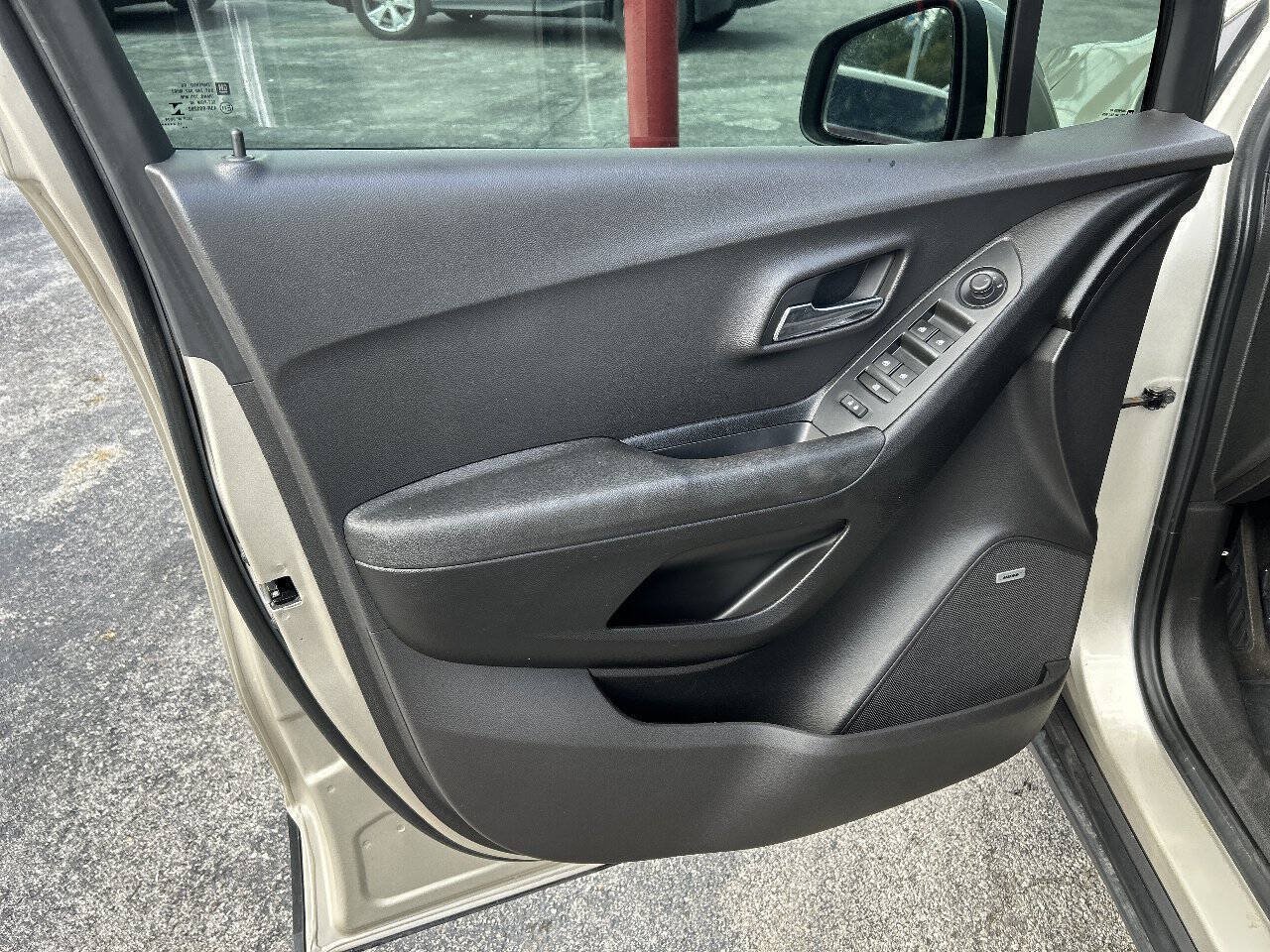 Used 2016 Chevrolet Trax LT w/ LT Sun and Sound Package FWD image 8