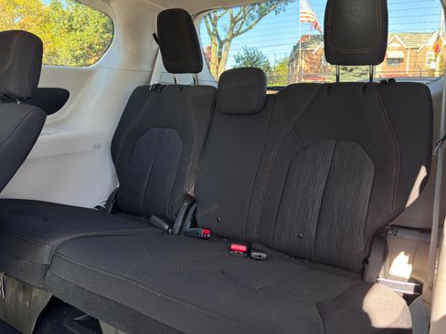 Used 2020 Chrysler Pacifica Touring image 23