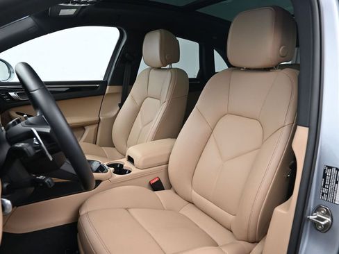 Certified 2026 Porsche Macan AWD/4WD image 5