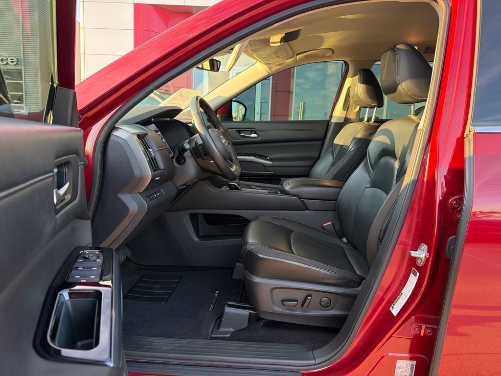 Used 2023 Nissan Pathfinder SL AWD/4WD image 14