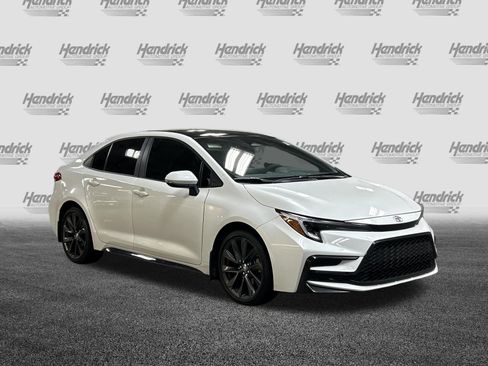 Used 2025 Toyota Corolla SE w/ Convenience Package FWD image 2