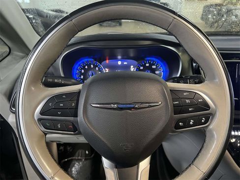 Used 2017 Chrysler Pacifica Limited w/ Advanced Safetytec Group image 18