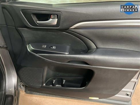 Used 2017 Toyota Highlander SE image 24