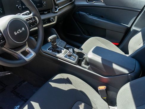 Used 2025 Kia Sportage LX image 17