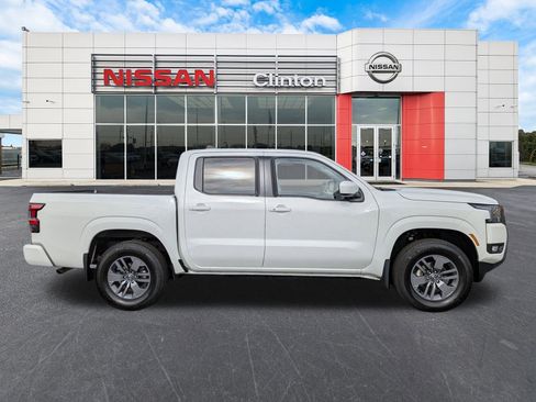 Used 2025 Nissan Frontier SV w/ SV Convenience Package AWD/4WD image 2