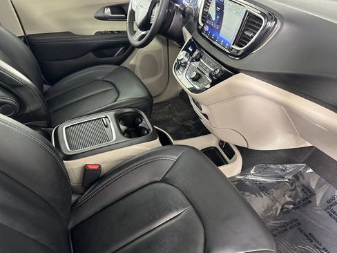 Used 2024 Chrysler Pacifica Touring-L image 14