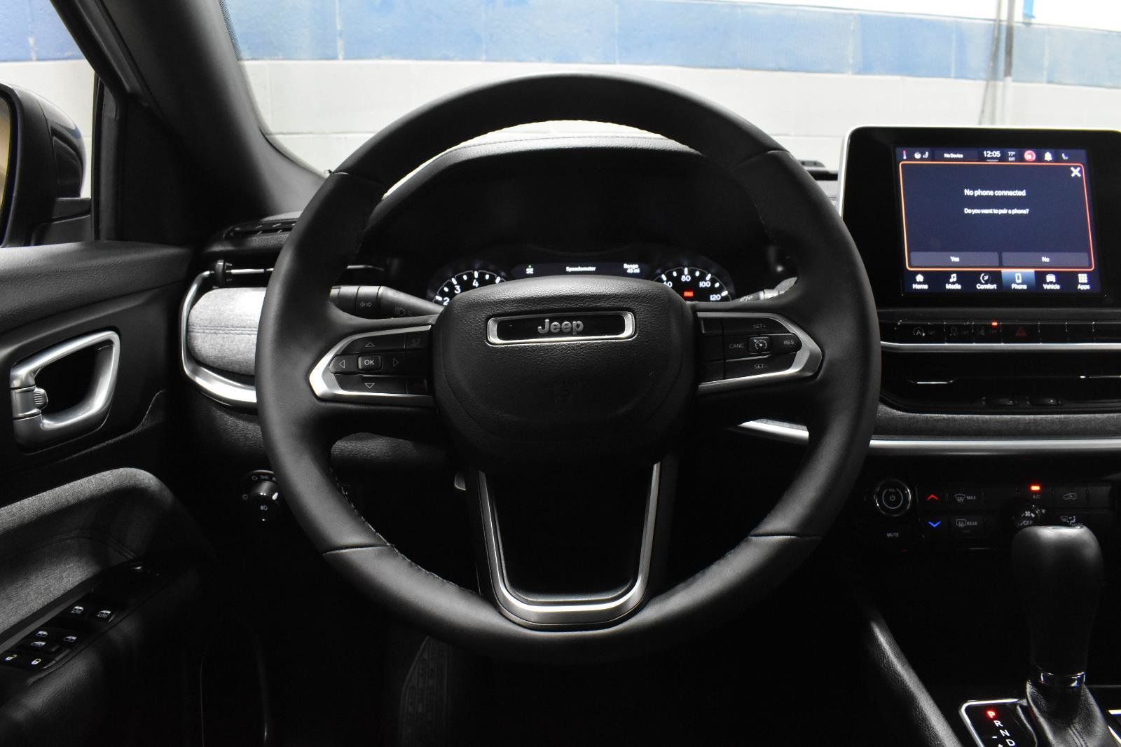 Used 2025 Jeep Compass Latitude AWD/4WD image 9