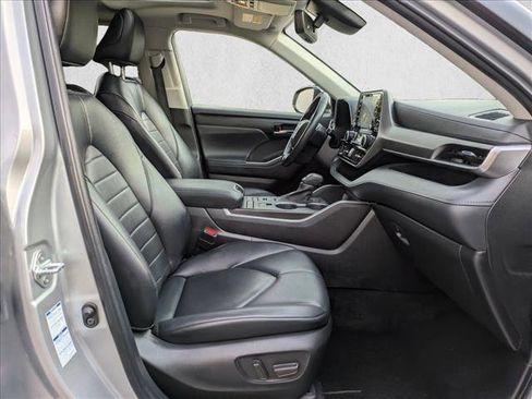 Used 2022 Toyota Highlander XLE AWD/4WD image 20
