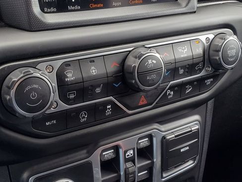 Used 2018 Jeep Wrangler Unlimited Sahara AWD/4WD image 23