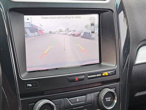 Used 2017 Ford Explorer XLT w/ Equipment Group 202A FWD image 12