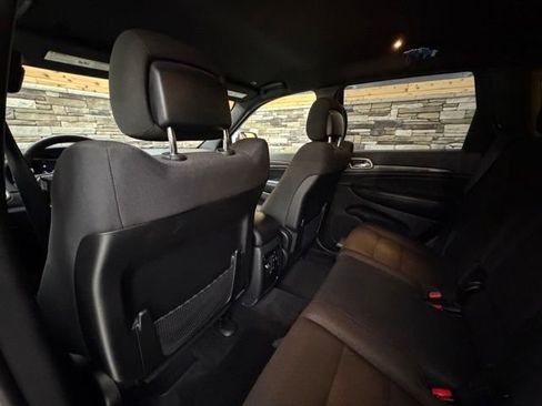 Used 2018 Jeep Grand Cherokee Laredo AWD/4WD image 29
