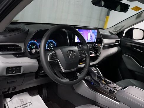 Certified 2026 Toyota Highlander Platinum AWD/4WD image 11