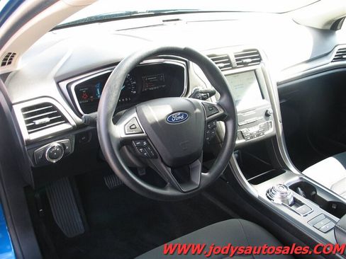 Used 2020 Ford Fusion SE FWD image 2