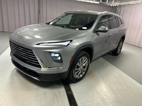 Used 2025 Buick Enclave Preferred image 3