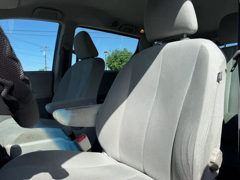 Used 2011 Toyota Sienna w/ Towing Pkg FWD image 10