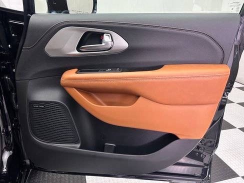 New 2026 Chrysler Pacifica Pinnacle AWD/4WD image 25
