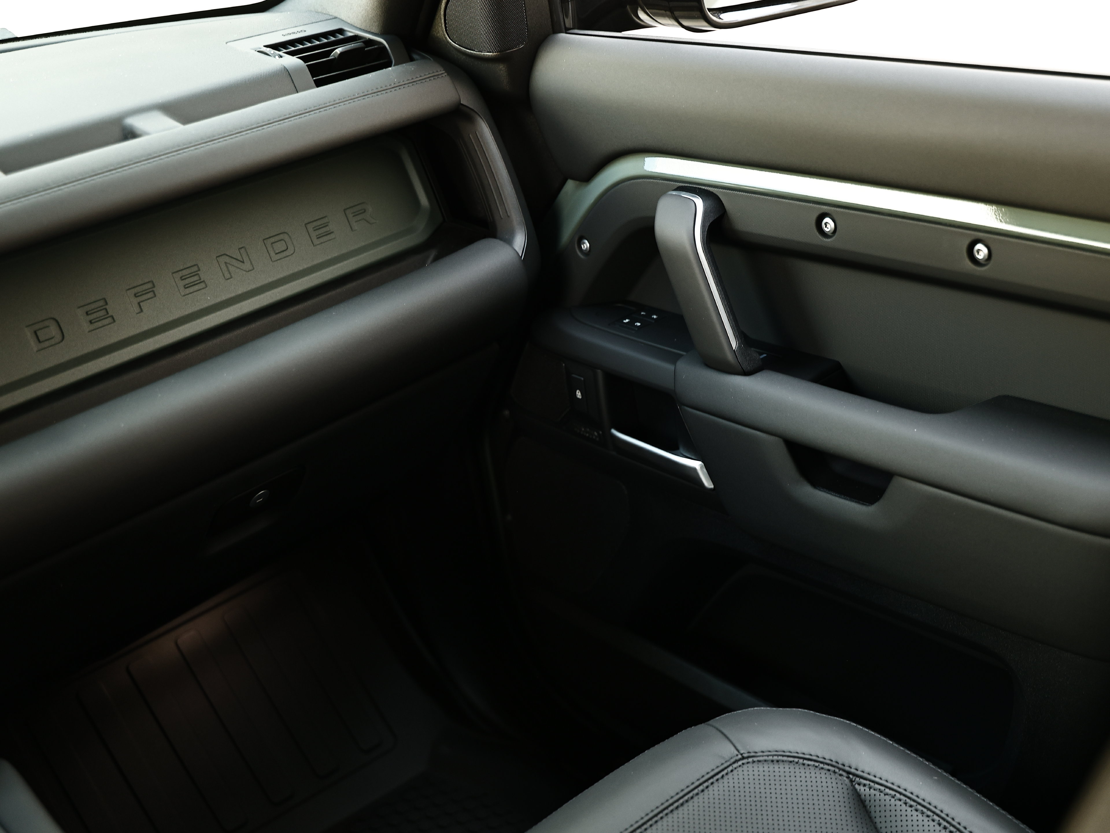 New 2026 Land Rover Defender 110 AWD/4WD image 36