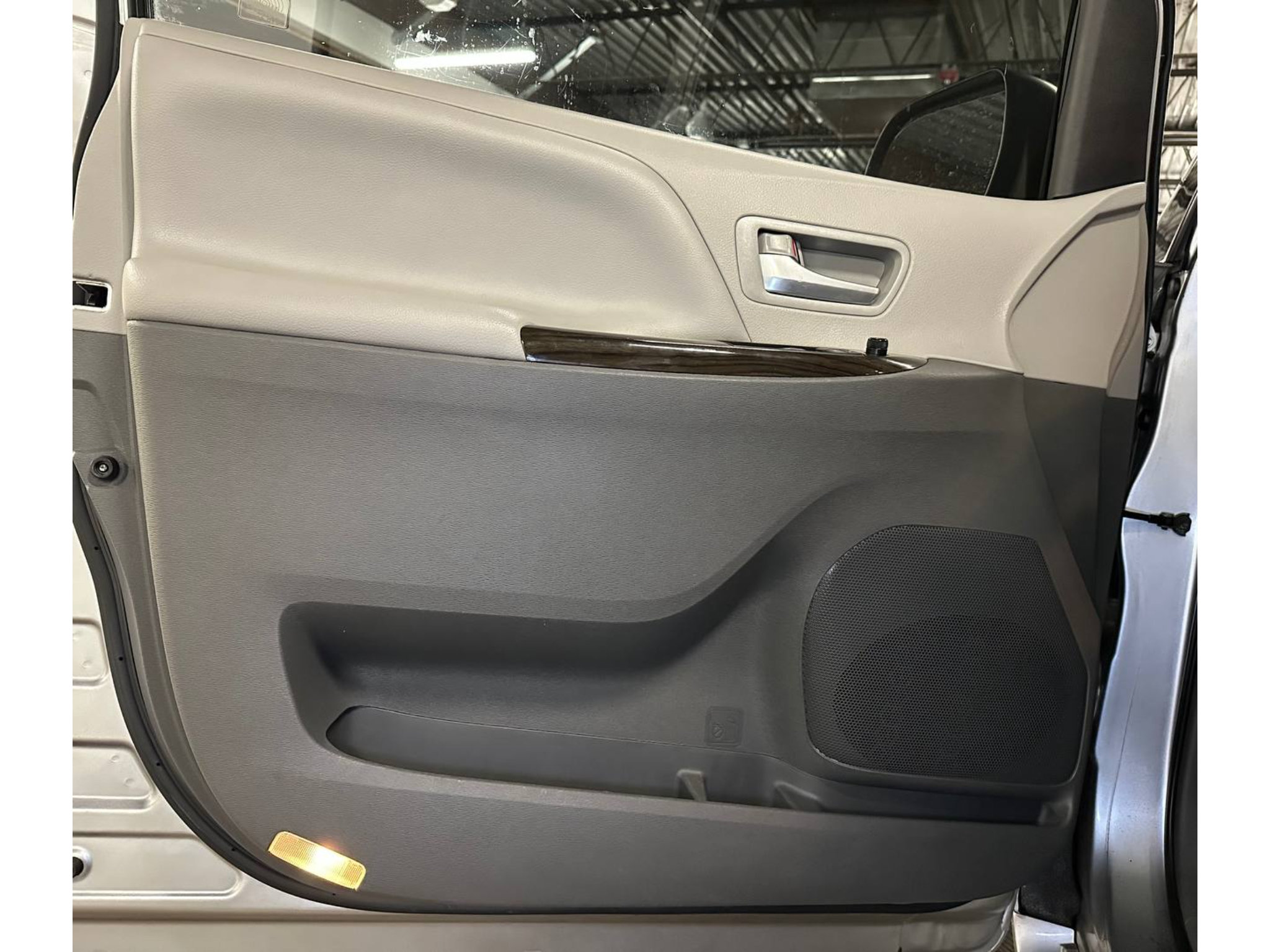 Used 2017 Toyota Sienna XLE w/ XLE Navigation Package FWD image 17