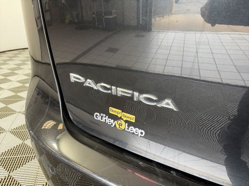 Used 2023 Chrysler Pacifica Touring-L FWD image 17