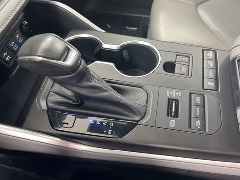 Used 2022 Toyota Highlander XLE image 28