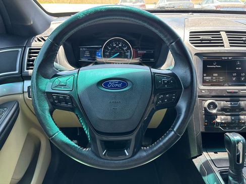 Used 2016 Ford Explorer XLT w/ Equipment Group 202A FWD image 13