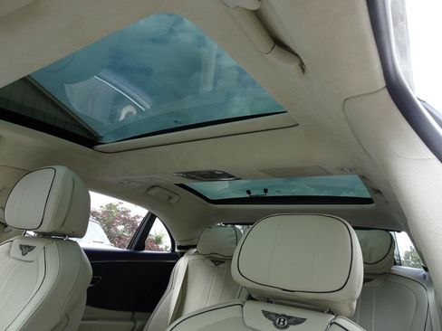 Used 2021 Bentley Flying Spur V8 AWD/4WD image 12