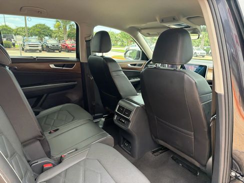 Used 2025 Volkswagen Atlas SE FWD image 24