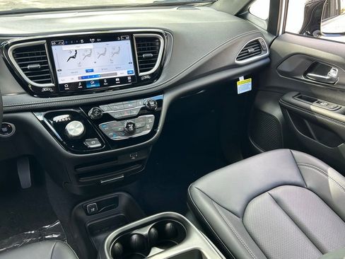 New 2026 Chrysler Pacifica Select image 12