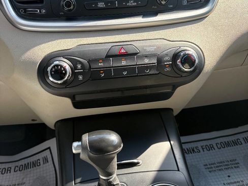 Used 2017 Kia Sorento FWD image 17