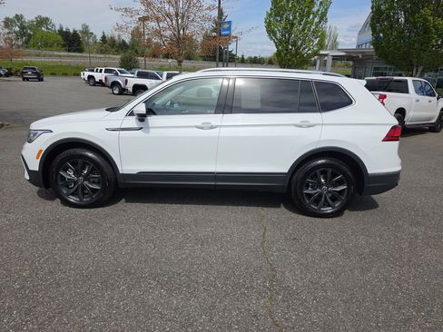 Used 2024 Volkswagen Tiguan SE AWD/4WD image 3