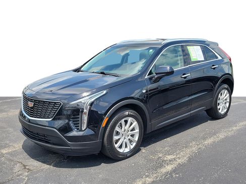 Used 2023 Cadillac XT4 Luxury w/ Cold Weather Package FWD image 3