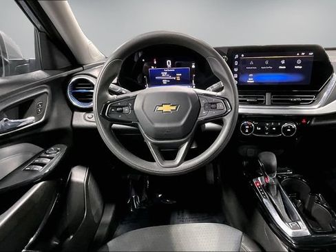 Used 2025 Chevrolet Trax LT FWD image 9