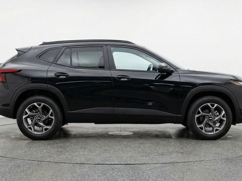 Used 2025 Chevrolet Trax LT FWD image 11