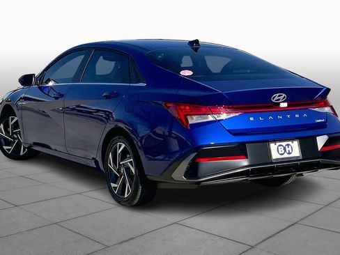 Used 2025 Hyundai Elantra Limited image 12