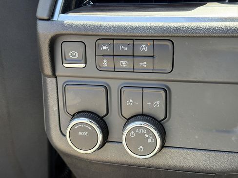 Used 2025 Chevrolet Tahoe LT RWD image 17