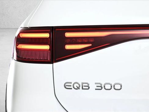 Certified 2025 Mercedes-Benz EQB 300 4MATIC image 7