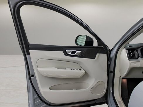 Certified 2025 Volvo XC60 B5 Ultra w/ Climate Package image 29