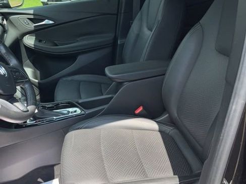 Used 2022 Buick Encore GX Essence image 13