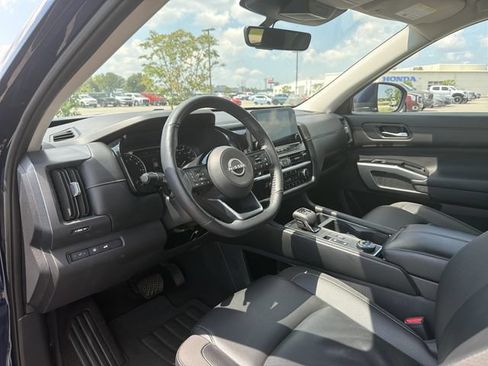 Used 2025 Nissan Pathfinder SL AWD/4WD image 13