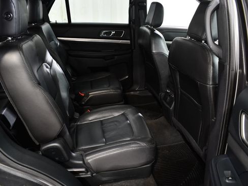 Used 2018 Ford Explorer XLT w/ Equipment Group 202A AWD/4WD image 19