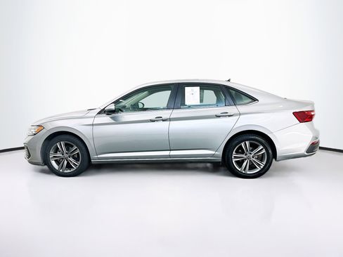 Used 2024 Volkswagen Jetta SE image 4