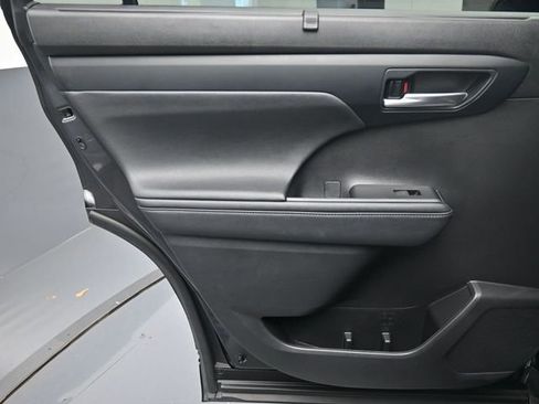 Used 2024 Toyota Highlander XLE FWD image 23