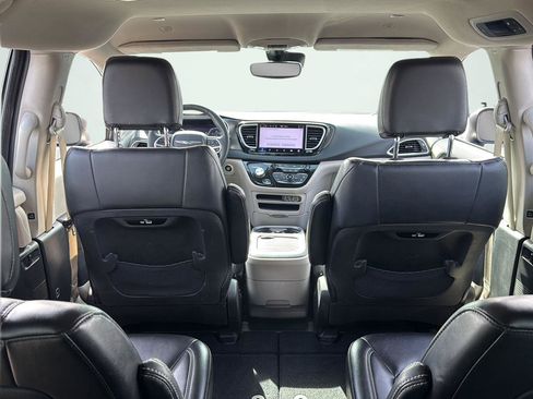 Used 2023 Chrysler Pacifica Touring-L image 24