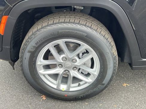 New 2025 Jeep Grand Cherokee Laredo image 12