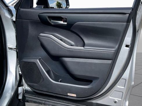 Used 2023 Toyota Highlander XLE FWD image 23