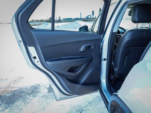 Used 2020 Chevrolet Trax LT w/ LT Convenience Package image 19