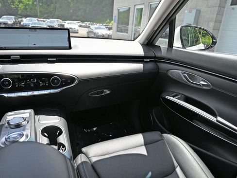 Used 2025 Genesis GV70 2.5T AWD/4WD image 16