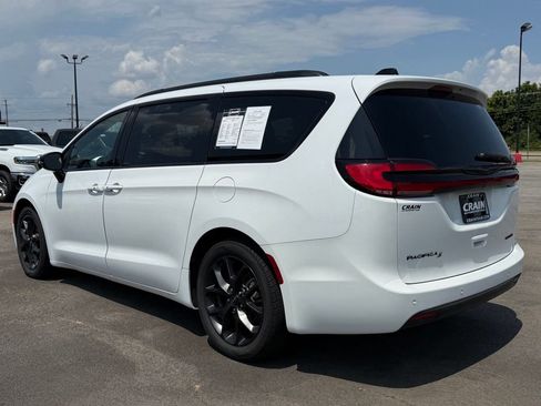 Used 2025 Chrysler Pacifica Limited FWD image 5